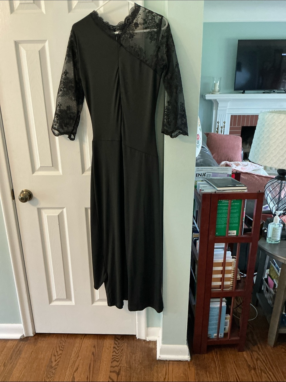 Elegant Black Lace-Sleeve Midi Dress - Picture 2 of 2
